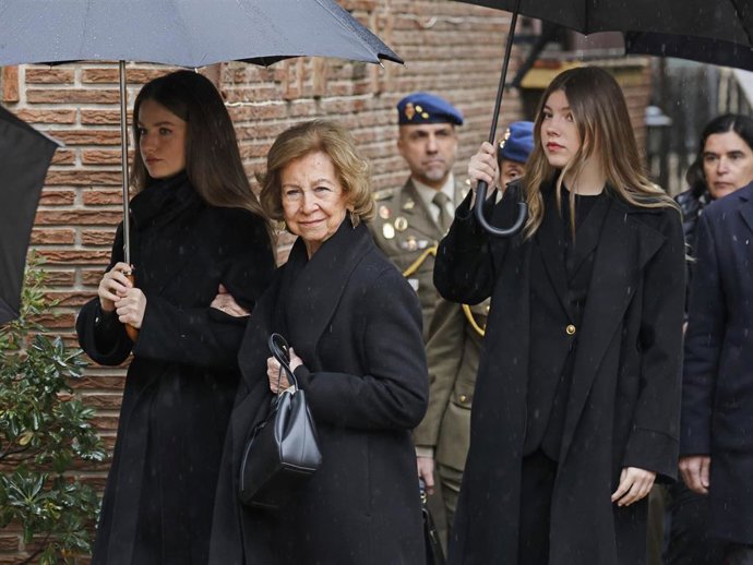 La Reina Doña Sofía junto a sus nietas, la Princesa Leonor y la Infanta Sofía, llegan a la catedral Ortodoxa Griega de San Andrés y San Demetrio para asistir al responso por la Princesa Doña Irene de Grecia, a 17 de enero de 2026, en Madrid (España).