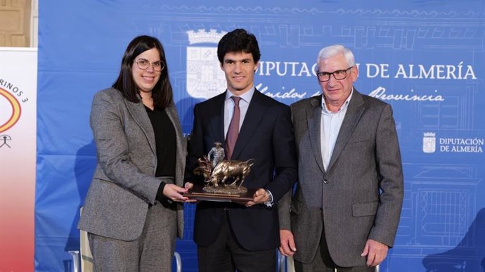 La vicepresidenta de la Diputación de Almería, Almudena Morales, entrega el Premio Juan Luis de la Rosa al diestro Pablo Aguado.