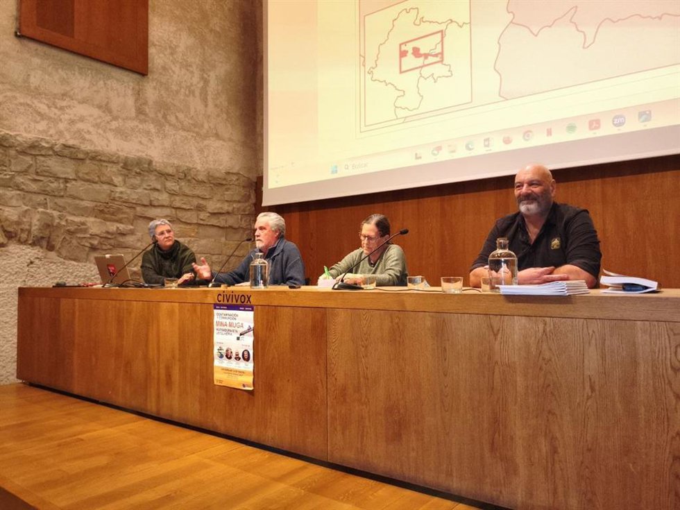 Un momento de la mesa redonda 'Mina Muga. Contaminación y corrupción'.