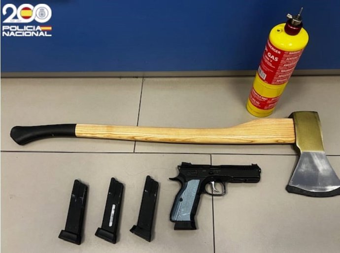 Un hacha, una pistola de airsoft, tres cargadores y una bombona de gas propano intervenidas por la Policía al presunto autor de los hechos