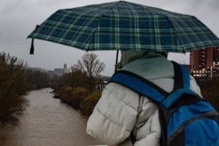 Una persona observa la pluja en el Riu Ter, a 27 de desembre de 2025, a Girona, Catalunya (Espanya). 