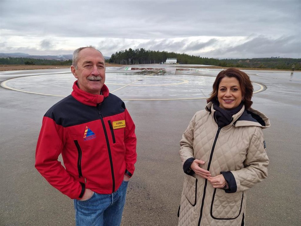 El director general  de Interior y Emergencias del Gobierno de Aragón, Miguel Ángel Clavero, y la alcaldesa de Teruel, Emma Buj, este sábado en la helisuperficie de Blancos de Cosojar (Teruel), que amplía su actividad al horario nocturno la próxima sema