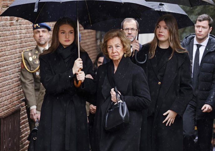 A Rainha Dona Sofia, acompanhada pelas suas netas, a Princesa Leonor e a Infanta Sofia, chega à Catedral Ortodoxa Grega de Santo André e São Demétrio para assistir ao funeral de Sua Alteza Real a Princesa Dona Irene da Grécia, em 17 de janeiro de 2026, em