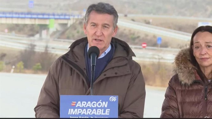 El president del PP, Alberto Núñez Feijóo, junt amb la número 1 del PP per Osca a les eleccions del 8F, Carmen Susín.