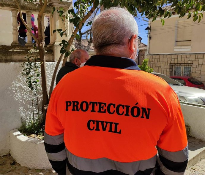 Archivo - Trabajador de Protección Civil