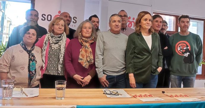 La  diputada Covadonga Tomé con miembros de Somos Asturies.