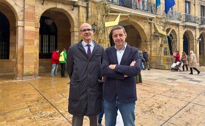 Archivo - El portavoz del PSOE en el Ayuntamiento de Oviedo, Carlos Fernández Llaneza, y el concejal Jorge García Monsalve.