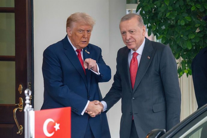 Archivo - Arquivo - 25 de setembro de 2025, Washington, Distrito de Columbia, EUA. O presidente DONALD TRUMP (à esquerda) indica ao presidente turco RECEP TAYYIP ERDOGAN, na Casa Branca, que olhe para a imprensa enquanto eles apertam as mãos do lado de fo