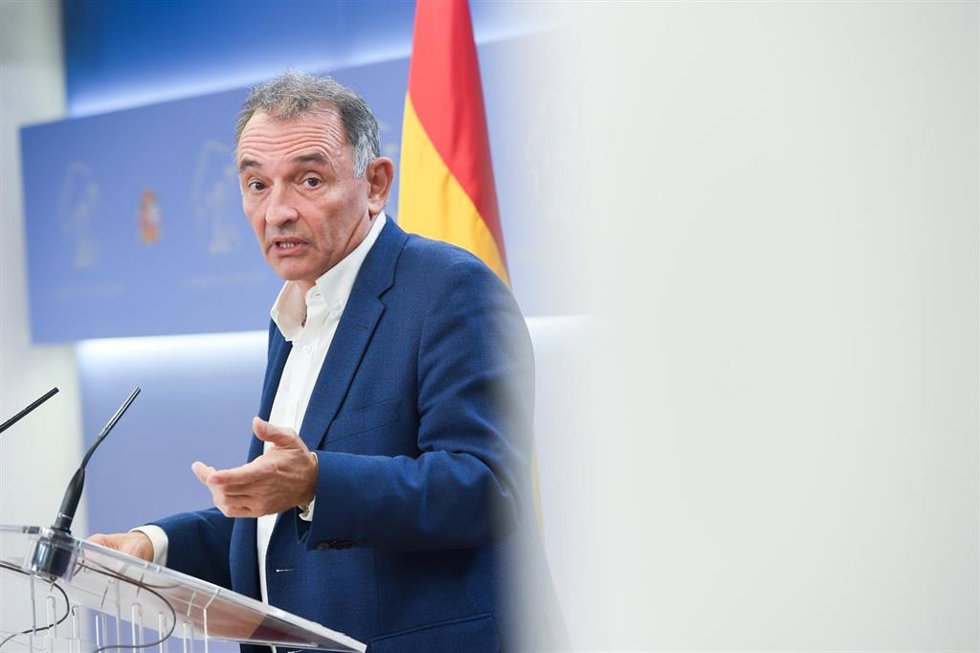 Archivo - El portavoz parlamentario de Izquierda Unida y diputado del Grupo Plurinacional Sumar, Enrique Santiago, ofrece una rueda de prensa para presentar una iniciativa parlamentaria, en el Congreso de los Diputados, a 22 de septiembre de 2023, en Ma