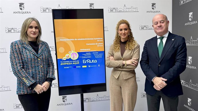 El alcalde Manuel Barón, la responsable de promoción de Empleo, Paqui Sánchez, y la diputada provincial, Maria del Carmen Márquez, han presentado en rueda de prensa esta nueva iniciativa centrada en la formación y en la promoción del empleo.