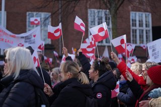 Archivo - Arxivo - Banderes de Groenlàndia durant una manifestació a Copenhaguen