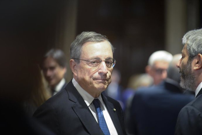 Roma, Itália: Quirinale, Roma. Saudações natalinas do presidente da República aos mais altos funcionários do Estado, foto de Mario Draghi.