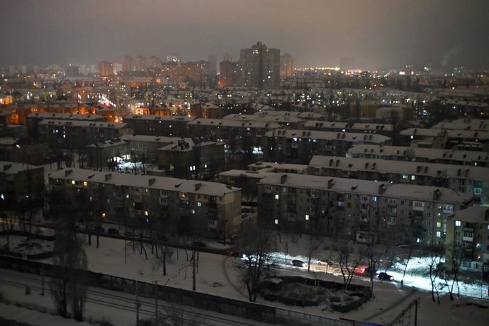 14 de janeiro de 2026, Kiev, Ucrânia: Prédios residenciais às escuras são vistos durante cortes de energia de emergência em Kiev, Ucrânia, em 14 de janeiro de 2026. A cidade continua enfrentando cortes de energia de emergência depois que ataques russos da