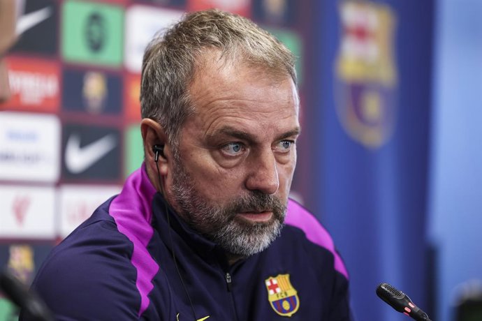 Archivo - Arquivo - Hansi Flick, treinador principal do FC Barcelona, participa da coletiva de imprensa durante o dia de treinamento do FC Barcelona antes da partida de futebol da Liga Espanhola, La Liga EA Sports, contra o Atlético de Madrid, na Ciudad E