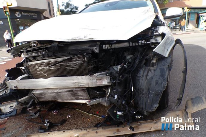 Un accidente por no respetar un semáforo en rojo se salda con una conductora herida leve en Palma