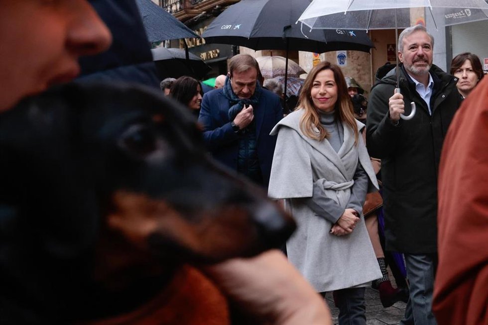 La alcaldesa de Zaragoza, Natalia Chueca, ha acudido a los actos de San Antón con el presidente del Gobierno de Aragón, Jorge Azcón.