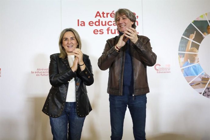 El secretario general del PSOE de Castilla y León y candidato a la Presidencia de la Junta, Carlos Martínez, junto a la ministra de Educación, Milagros Tolón