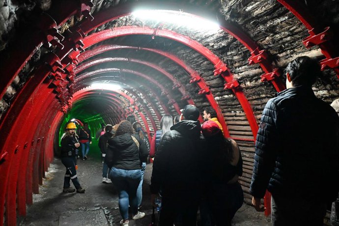 Archivo - Arquivo - ZIPAQUIRA, 6 de novembro de 2024 — Um guia turístico conduz turistas à mina de sal no departamento de Cundinamarca, Colômbia, em 4 de novembro de 2024. A Catedral de Sal de Zipaquira, uma igreja subterrânea construída dentro dos túneis