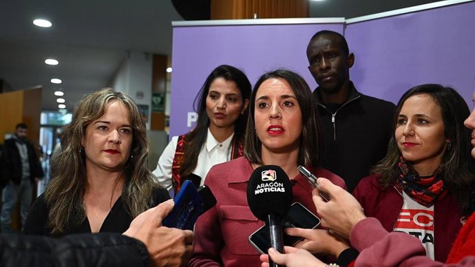 La secretaria política de Podemos y eurodiputada, Irene Montero, junto a la secretaria general, Ione Belarra, y la candidata de los morados a la Presidencia de Aragón el 8F, María Goikoetxea, este sábado en un acto en Zaragoza.