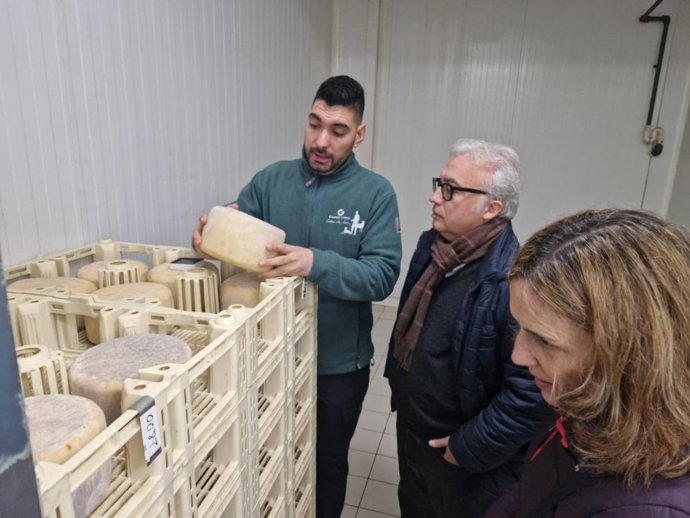 El consejero de Agricultura, Javier Rincón, durante su vsita a Quesos Galindo, empresa familiar que elabora sus productos de manera artesanal, utilizando leche de oveja procedente de su propia explotación ganadera.