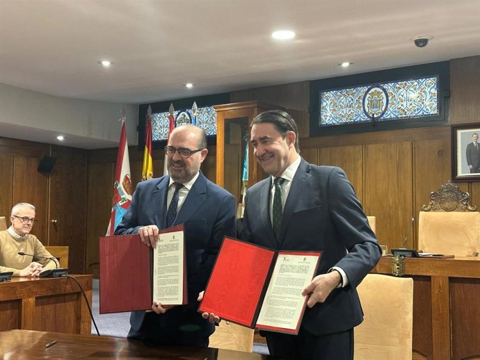 El consejero de Medio Ambiente, Vivienda y Ordenación del Territorio, Juan Carlos Suárez-Quiñones, firma un acuerdo con el Ayuntamiento de Ponferrada