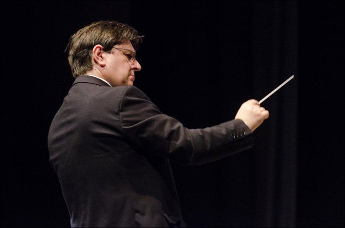 Archivo - Iñaki Urkizu dirigiendo la Banda Municipal de Música de Bilbao.
