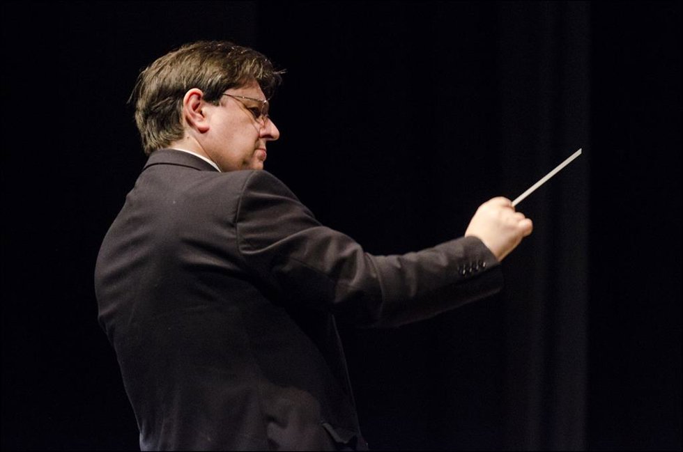Archivo - Iñaki Urkizu dirigiendo la Banda Municipal de Música de Bilbao.