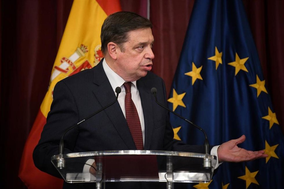 Archivo - El ministro de Agricultura, Pesca y Alimentación, Luis Planas, atiende a los medios de comunicación tras firmar un acuerdo con la Unión de Pequeños Agricultores y Ganaderos (UPA), en el Ministerio de Agricultura, Pesca y Alimentación, a 3 de m