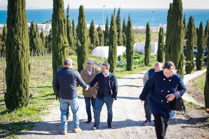 L secretario general del PP de Málaga, José Ramón Carmona, en una visita a Manilva (Málaga)
