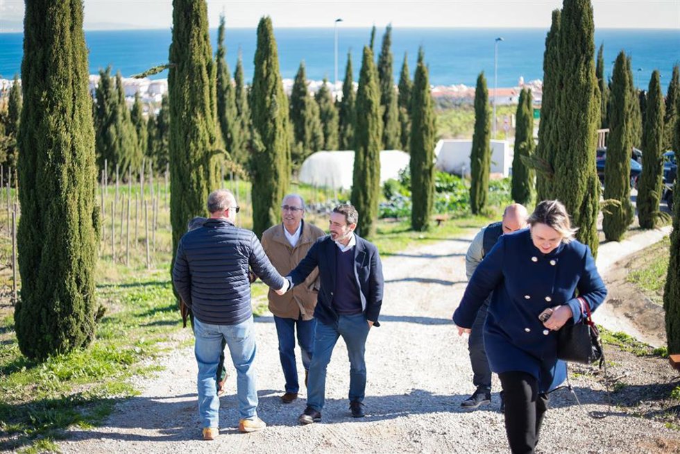 L secretario general del PP de Málaga, José Ramón Carmona, en una visita a Manilva (Málaga)