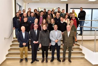 Emilio Arroita, Ángeles Armisén y Adolfo Palacios en la visita a las instalaciones polivalentes de Saldaña.