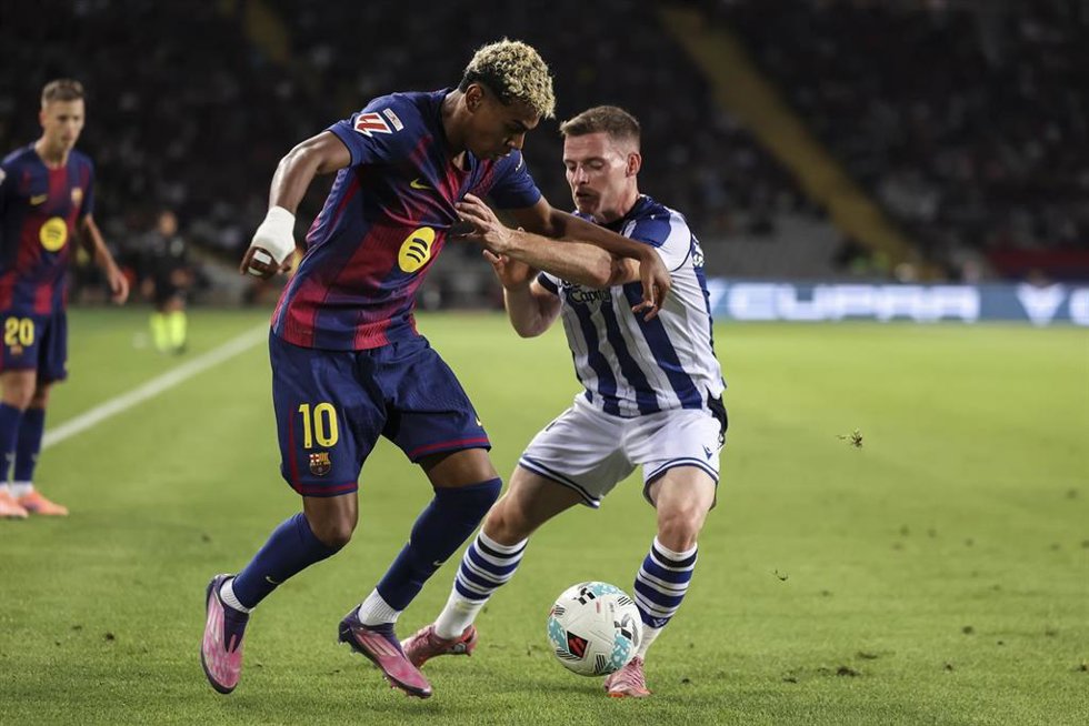 Archivo - Lamine Yamal y Sergio Gomez en el Bara-Real Sociedad de LaLiga EA Sports 2025/26 en Barcelona