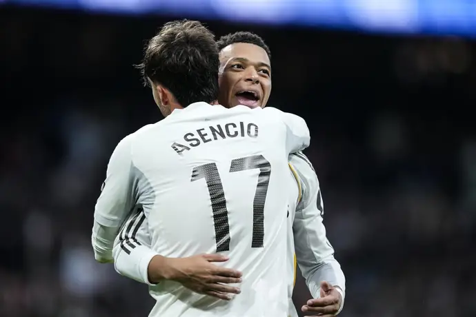 Kylian Mbappé y Raúl Asencio celebran uno de los goles en el Real Madrid-Levante UD