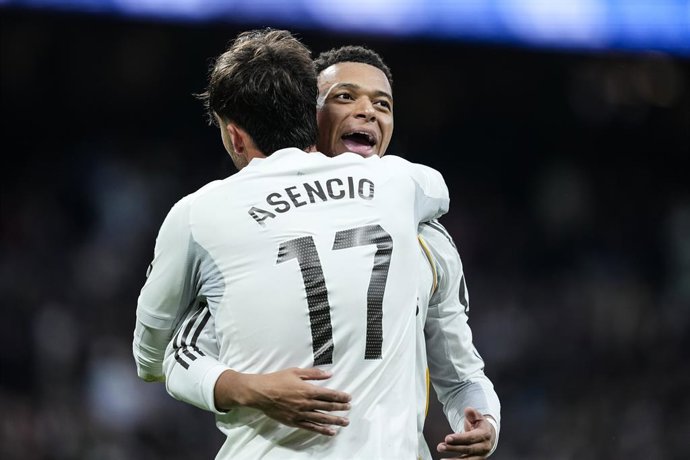 Raul Asencio, do Real Madrid CF, comemora um gol com Kylian Mbappe durante a partida de futebol da Liga Espanhola, LaLiga EA Sports, disputada entre o Real Madrid e o Levante UD no estádio Bernabeu, em 17 de janeiro de 2026, em Madri, Espanha.