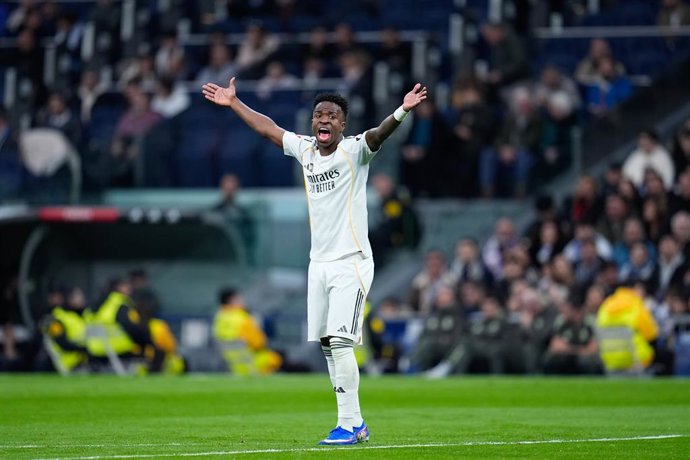 Vinicius Júnior, do Real Madrid CF, protesta durante a partida de futebol da Liga Espanhola, LaLiga EA Sports, disputada entre o Real Madrid e o Levante UD no estádio Bernabeu, em 17 de janeiro de 2026, em Madri, Espanha.