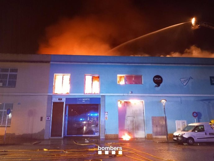 L'incendi que ha afectat a una nau industrial a Reus (Tarragona)