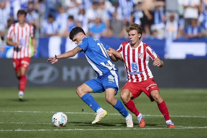 Archivo - Carles Aleñá y Pablo Barrios en el Deportivo Alavés-Atlético de Madrid de la primera vuelta