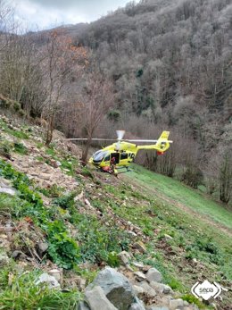 Rescate de un ganadero en una zona de difícil acceso en Salas.