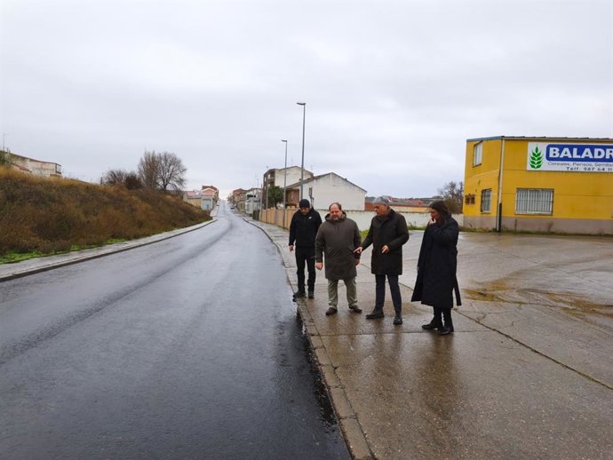 Eduardo Diego y Javier Carrera en su visita a los trabajos de mejora en la carretera La Bañeza.