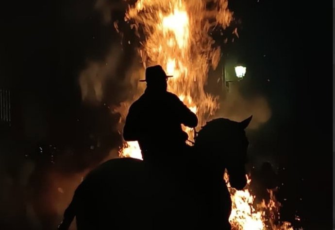 Las luminarias de San Bartolomé de Pinares (Ávila) iluminan una noche de tradición de proyección internacional