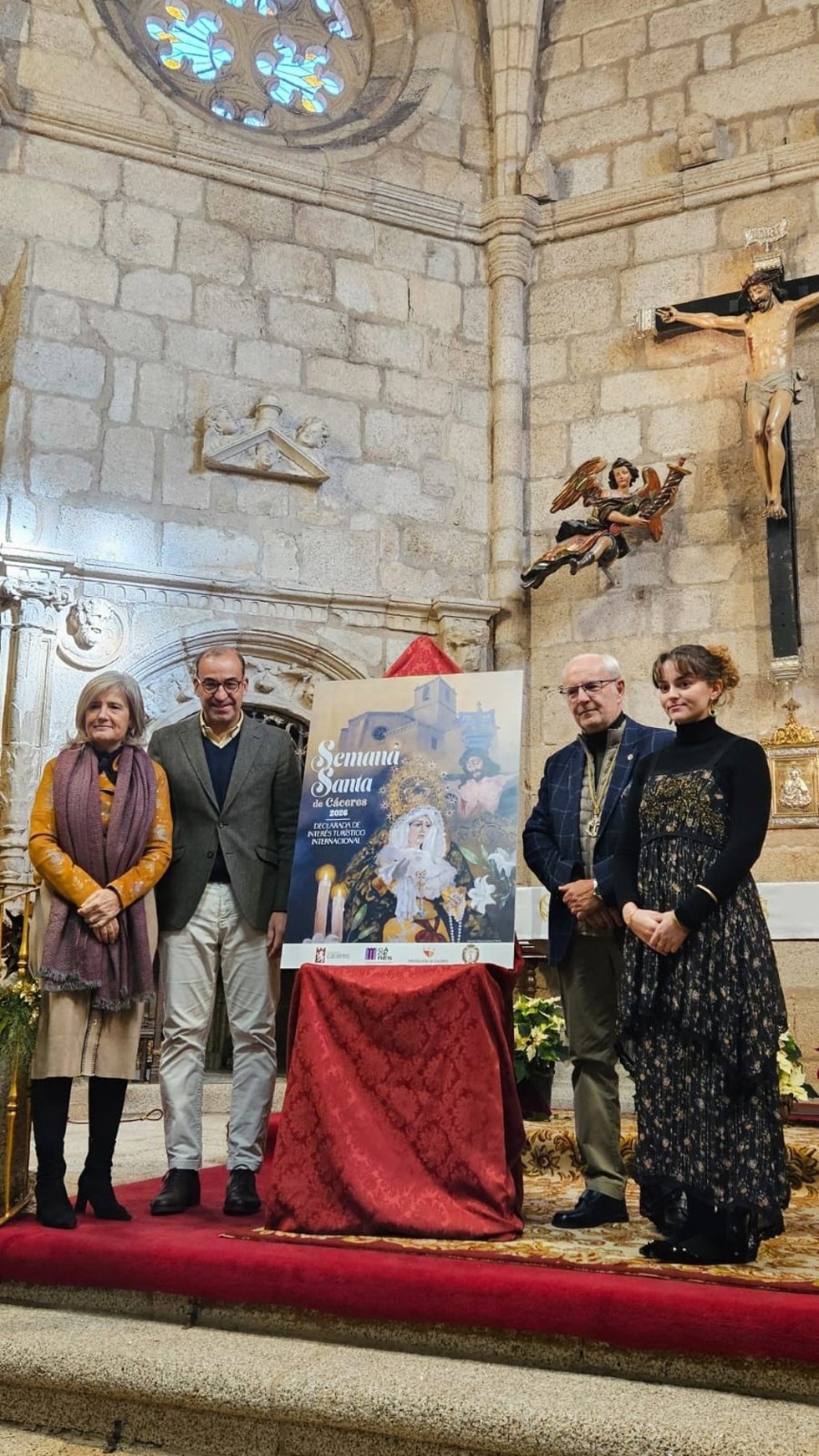 El descubrimiento del cartel anunciador de la Semana Santa Cacereña 2026 ha contado con la participación del alcalde cacereño, Rafael Mateos, y de la Consejera de Cultura, Turismo, Jóvenes y Deportes, Victoria Bazaga