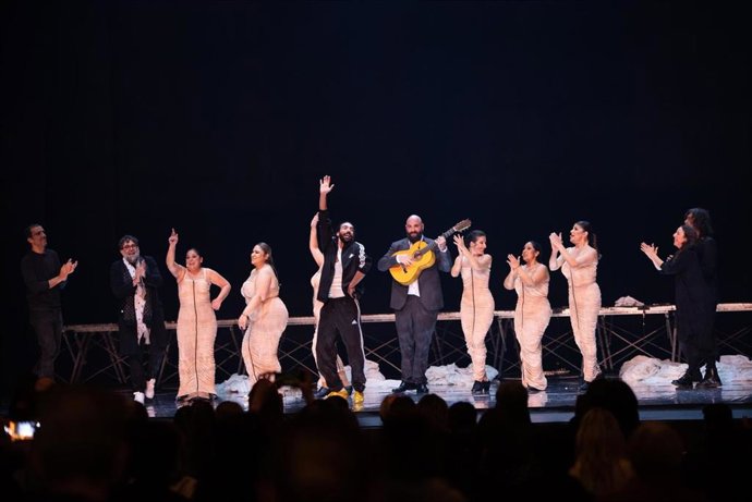El artista flamenco Eduardo Guerrero baila entre la vigilia y el sueño El manto y su ojo en Teatros del Canal