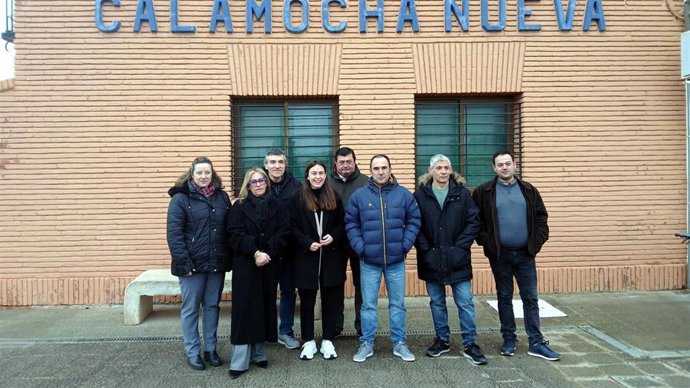 La candidata del PAR, Cristina Navarro, con representantes de esta formación en Calamocha.