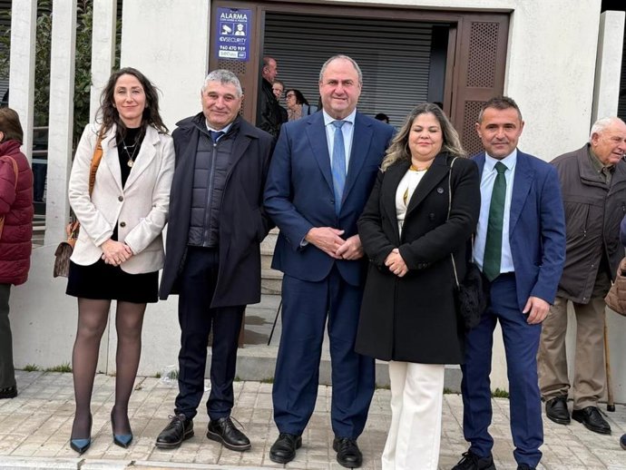 El consejero de Agricultura, Ganadería y Desarrollo Rural, Julián Martínez Lizán, en el centro