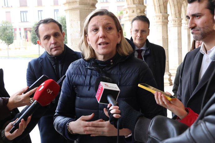 La vicepresidenta y consejera de Familia e Igualdad de Oportunidades, Isabel Blanco, visita los cuatro inmuebles adaptados en la localidad vallisoletana de Medina de Rioseco