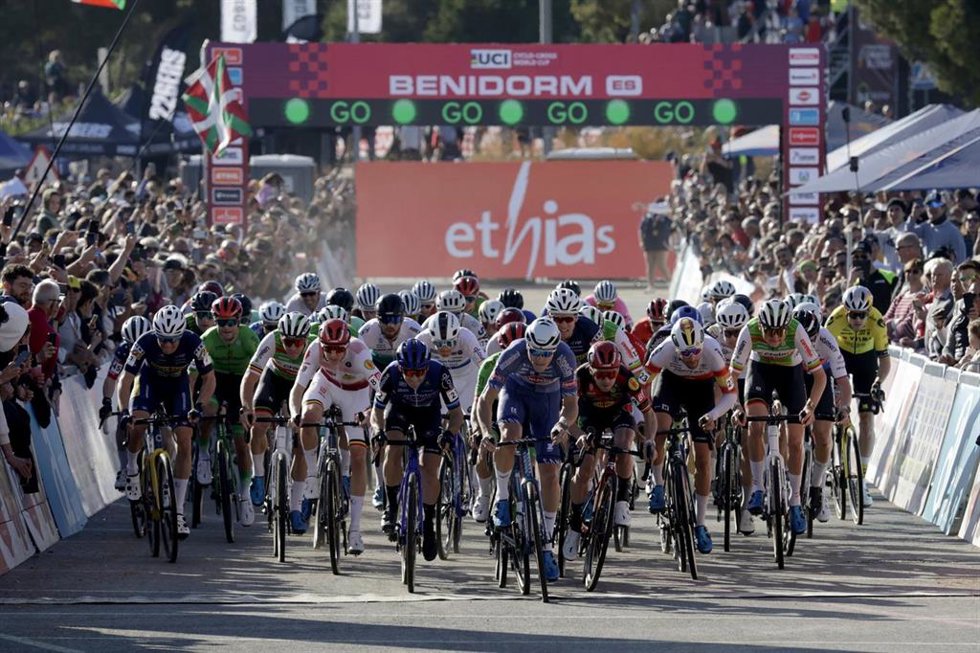 Archivo - Imagen de la salida de la Copa del Mundo de Ciclocross UCI-Benidorm Costa Blanca 2025.