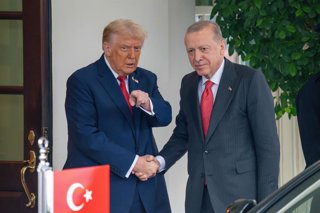 Archivo - September 25, 2025,  Washington, District of Columbia, U.S. President DONALD TRUMP (L) points for Turkish President RECEP TAYYIP ERDOGAN at the White House to look toward the press as they hold their handshake outside the West Wing at the White 