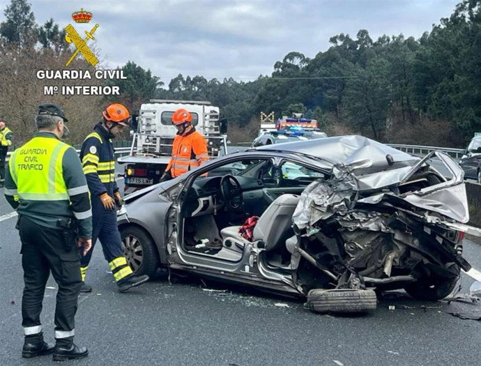 Accidente na AP-9 entre un camión de mercadorías perigosas e un coche, a 17 de xaneiro de 2026.
