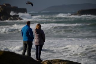 Archivo - Dos personas observan el mar con olas por el temporal, en la playa de A Lanzada, a 5 de noviembre de 2023, en O Grove, Pontevedra, Galicia (España). La borrasca Domingos ha dejado en toda Galicia un total de 1.166 incidencias. En Pontevedra, fue