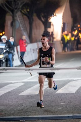 Abderraahmane Aferdi y Mekedes Alemeshete triunfaron en la prueba de élite.